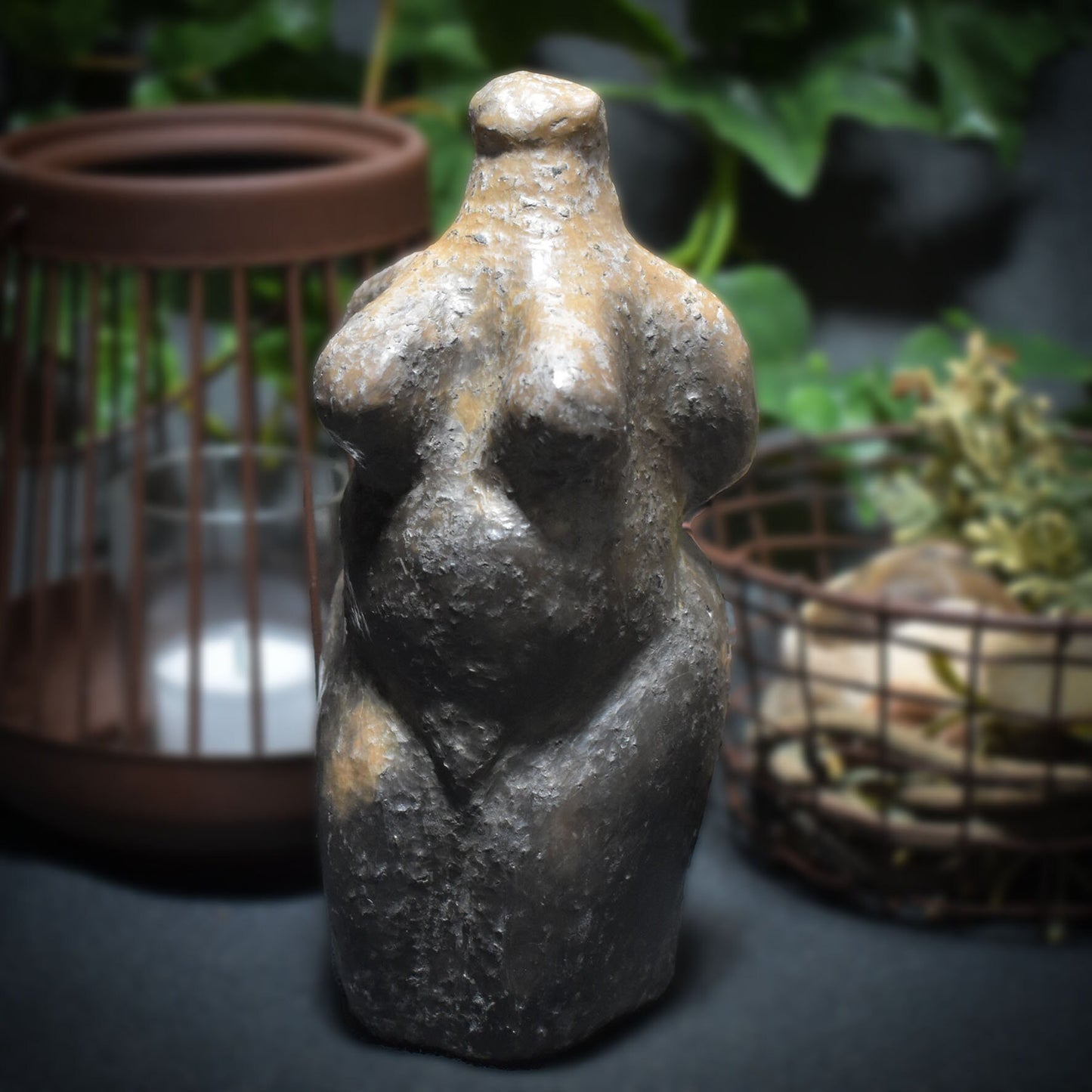 Pagan Wicca aus Ton im Rauchbrand veredelt Fruchtbarkeitsgöttin Symbol des Matriarchats, stilvolle Raumdekoration, spirituelles Geschenk