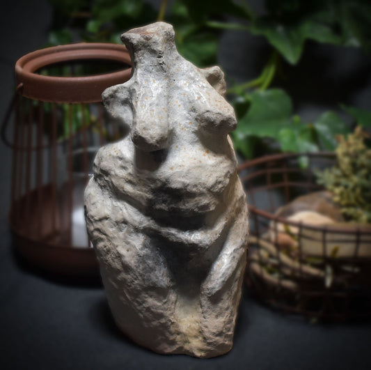 Handgefertigte Venus Statue aus Ton – Rauchbrandkunstwerk symbolisierend das Matriarchat und die Fruchtbarkeit, Schwangerschaft