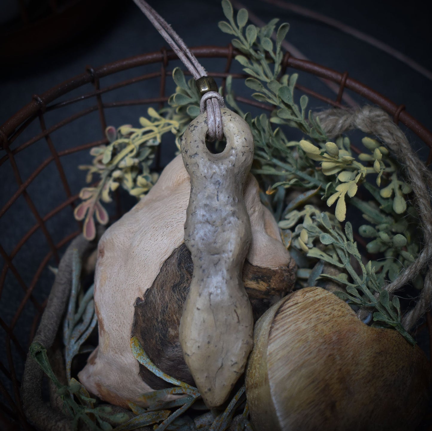 Einzigartiges handgefertigtes Amulett aus Rauchbrand-Ton – Spiritueller Glücksbringer und Fruchtbarkeitsgöttin Anhänger