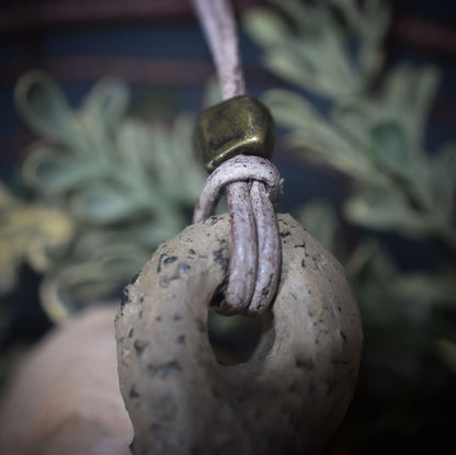 Einzigartiges handgefertigtes Amulett aus Rauchbrand-Ton – Spiritueller Glücksbringer und Fruchtbarkeitsgöttin Anhänger