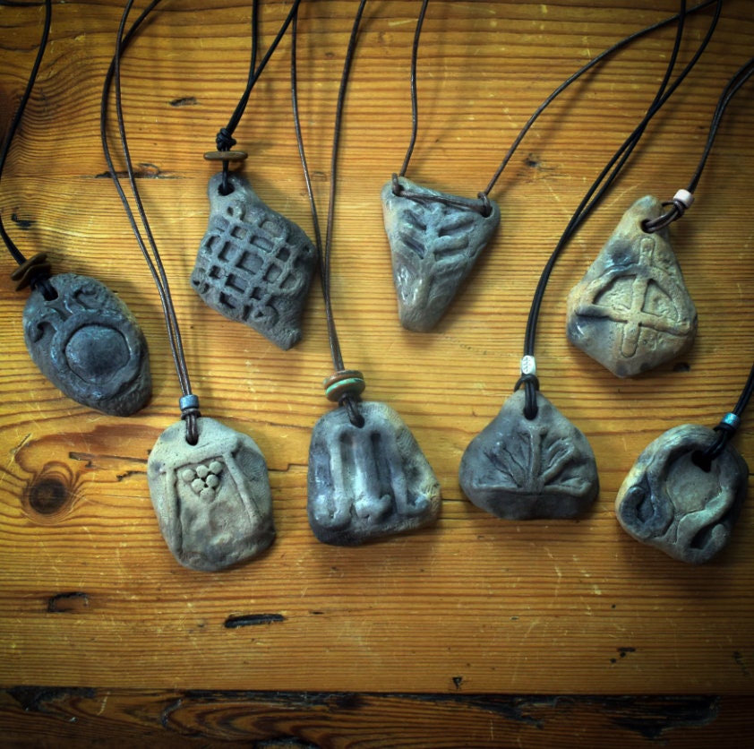 Handgemachte Rauchbrandkunst - Set aus 8 Amulett Schmuckstücken mit keltischen Symbolen Traditionell gebrannter Ton | Glücksbringer/Talisman