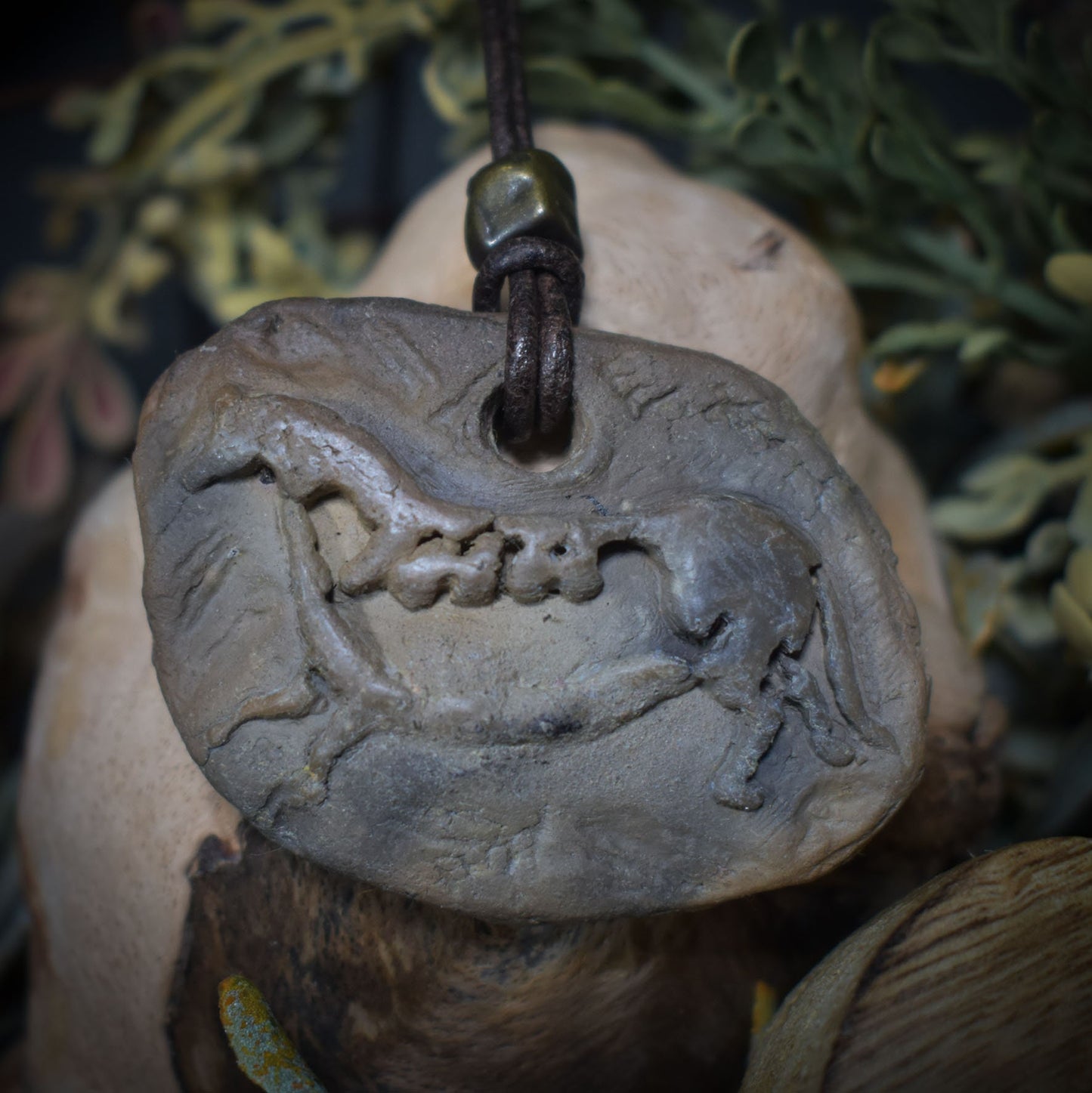 Rauchbrandkunst trifft auf Lascaux Magie - Einzigartiges handgefertigtes Amulett aus Ton – mit Leder- oder Baumwollband