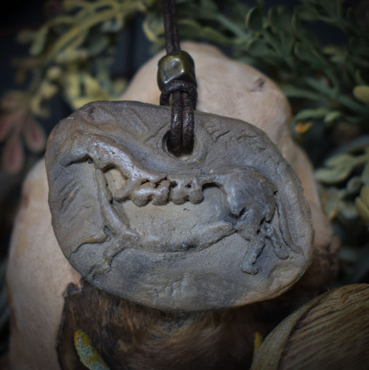 Rauchbrandkunst trifft auf Lascaux Magie - Einzigartiges handgefertigtes Amulett aus Ton – mit Leder- oder Baumwollband