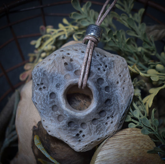 Handgefertigtes Amulett Talisman in Donut Form aus rustikalem Ton – Einzigartige Rauchbrandkunstwerk - mit Leder- oder Baumwollband