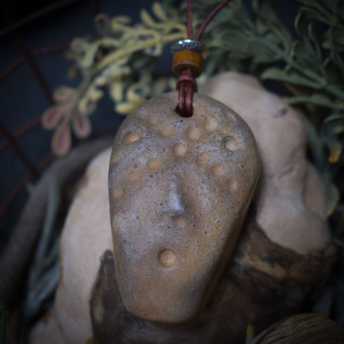 Handgefertigtes Amulett Talisman - Ethno Maske - aus traditionell gebranntem Ton mit Leder- oder Baumwollband