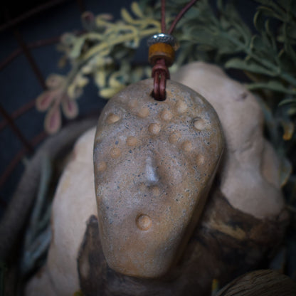 Handgefertigtes Amulett Talisman - Ethno Maske - aus traditionell gebranntem Ton mit Leder- oder Baumwollband