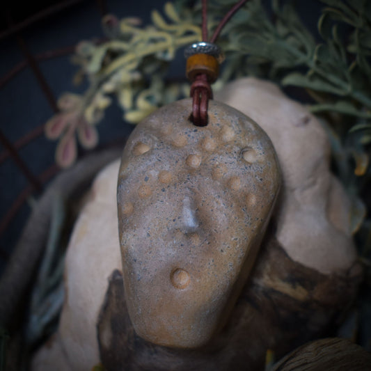 Handgefertigtes Amulett Talisman - Ethno Maske - aus traditionell gebranntem Ton mit Leder- oder Baumwollband