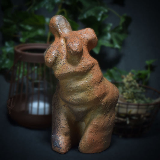 Handgefertigte, außergewöhnliche Venus Figurine aus Ton, vollendet im Rauchbrand – Symbol für Schwangerschaft und Kinderwunsch