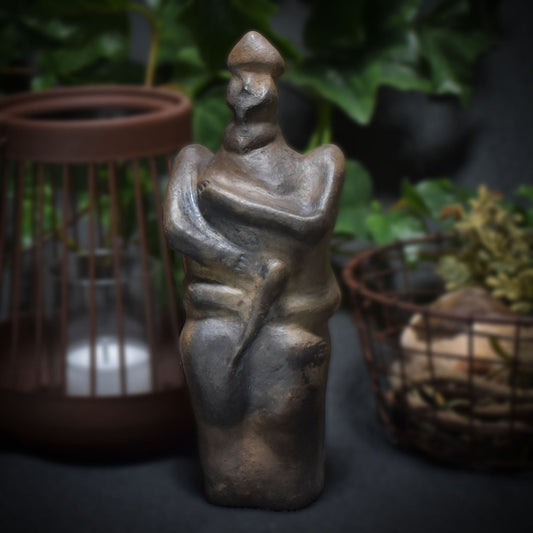 Warrior of Hirschlanden - handgefertigt aus Ton und im Rauchbrand gefärbte Skulptur - Feier der keltischen Kunst und Mythologie