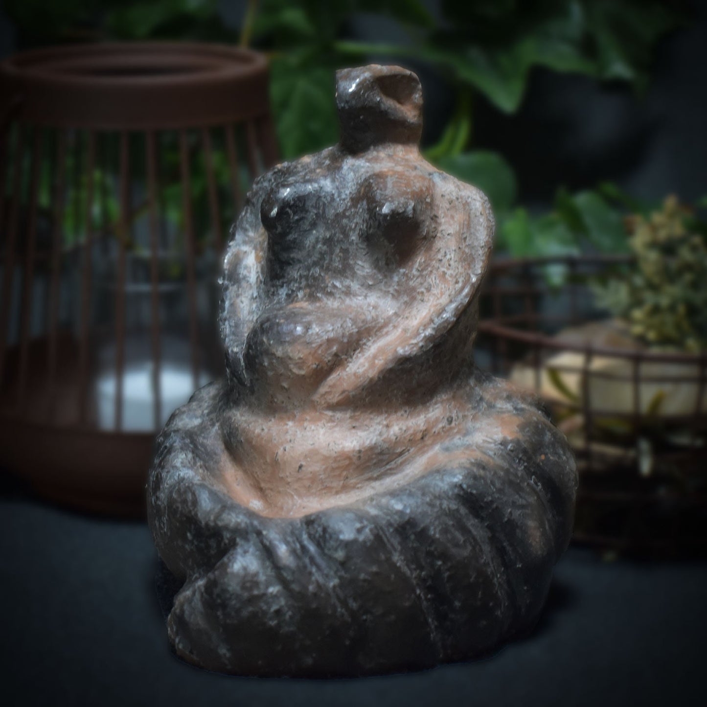 Handgefertigte Ton Skulptur der Schlangengöttin - Traditionelles Kunstwerk Symbol für Weisheit und Transformation