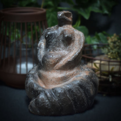 Handgefertigte Ton Skulptur der Schlangengöttin - Traditionelles Kunstwerk Symbol für Weisheit und Transformation