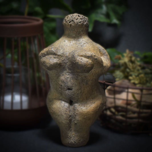 Goddess handgefertigte Skulptur Venus Fruchtbarkeitsgöttin Matriarchale Kunst aus Ton Rauchbrand Pagan primitive Kunst