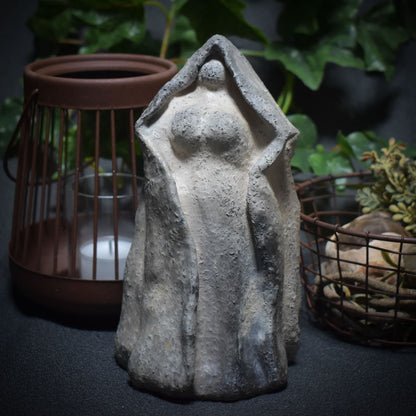 Mystische Frauenfigur aus Ton - im Rauchbrand vollendet - Spirituelle Dekoration für weibliche Magie - ideal als Altargegenstand