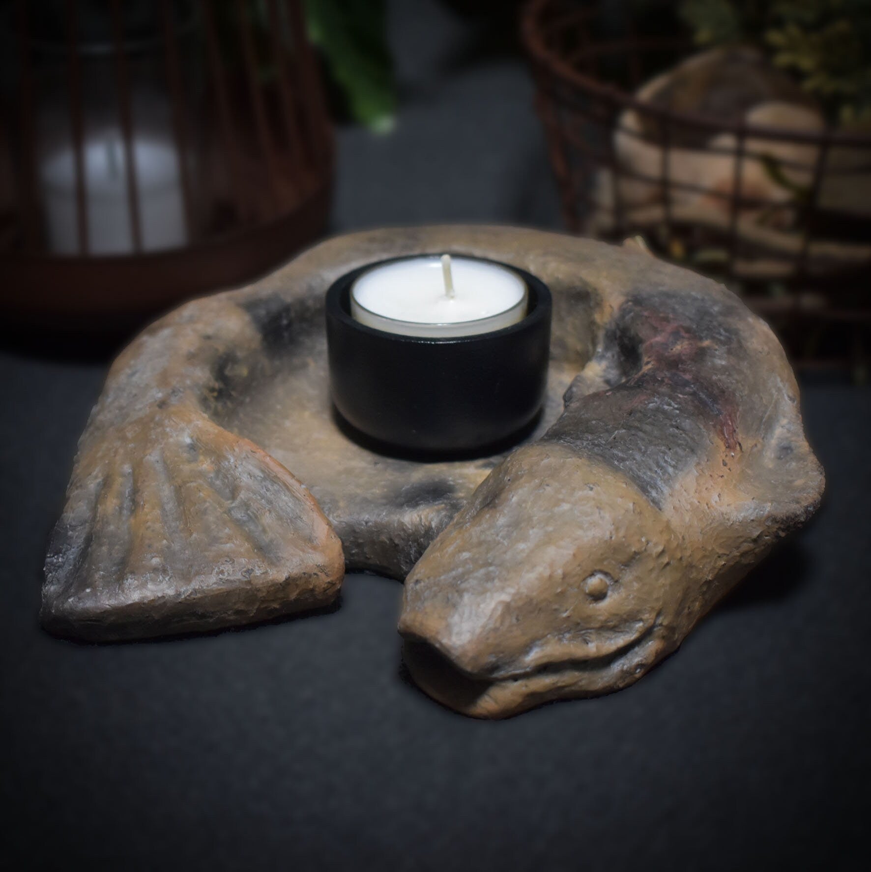 Handgefertigter Teelichthalter aus traditionell gebranntem Ton – Spiritueller Fisch für angenehmes Wohnambiente