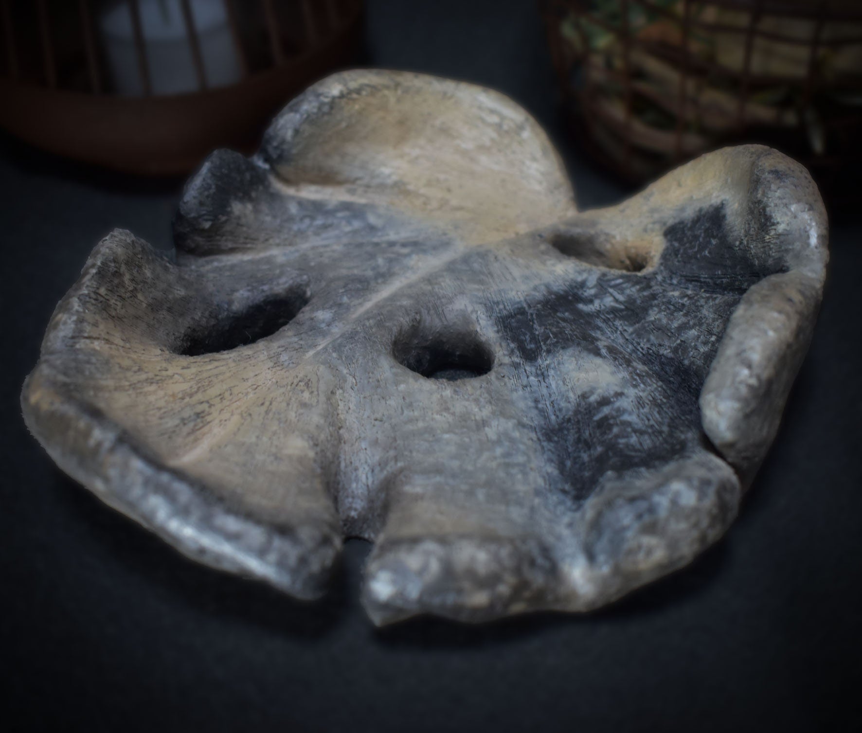 Traditionell Gebrannte Ton Schale im Monstera Blatt Design - Rustikales Wohnaccessoire - Handgemachte Rauchbrandkunst