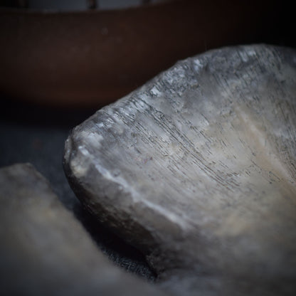 Traditionell Gebrannte Ton Schale im Monstera Blatt Design - Rustikales Wohnaccessoire - Handgemachte Rauchbrandkunst