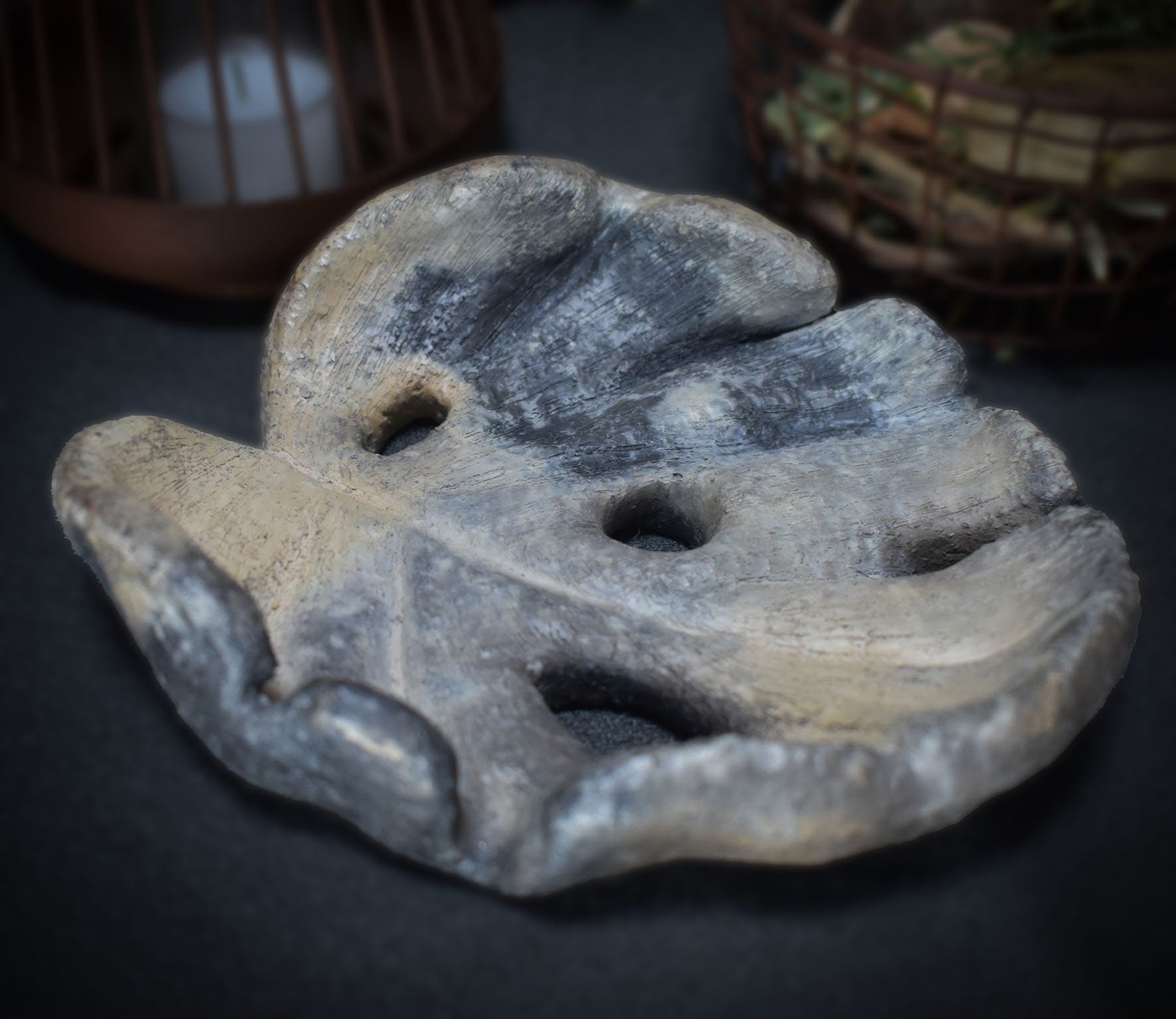 Traditionell Gebrannte Ton Schale im Monstera Blatt Design - Rustikales Wohnaccessoire - Handgemachte Rauchbrandkunst