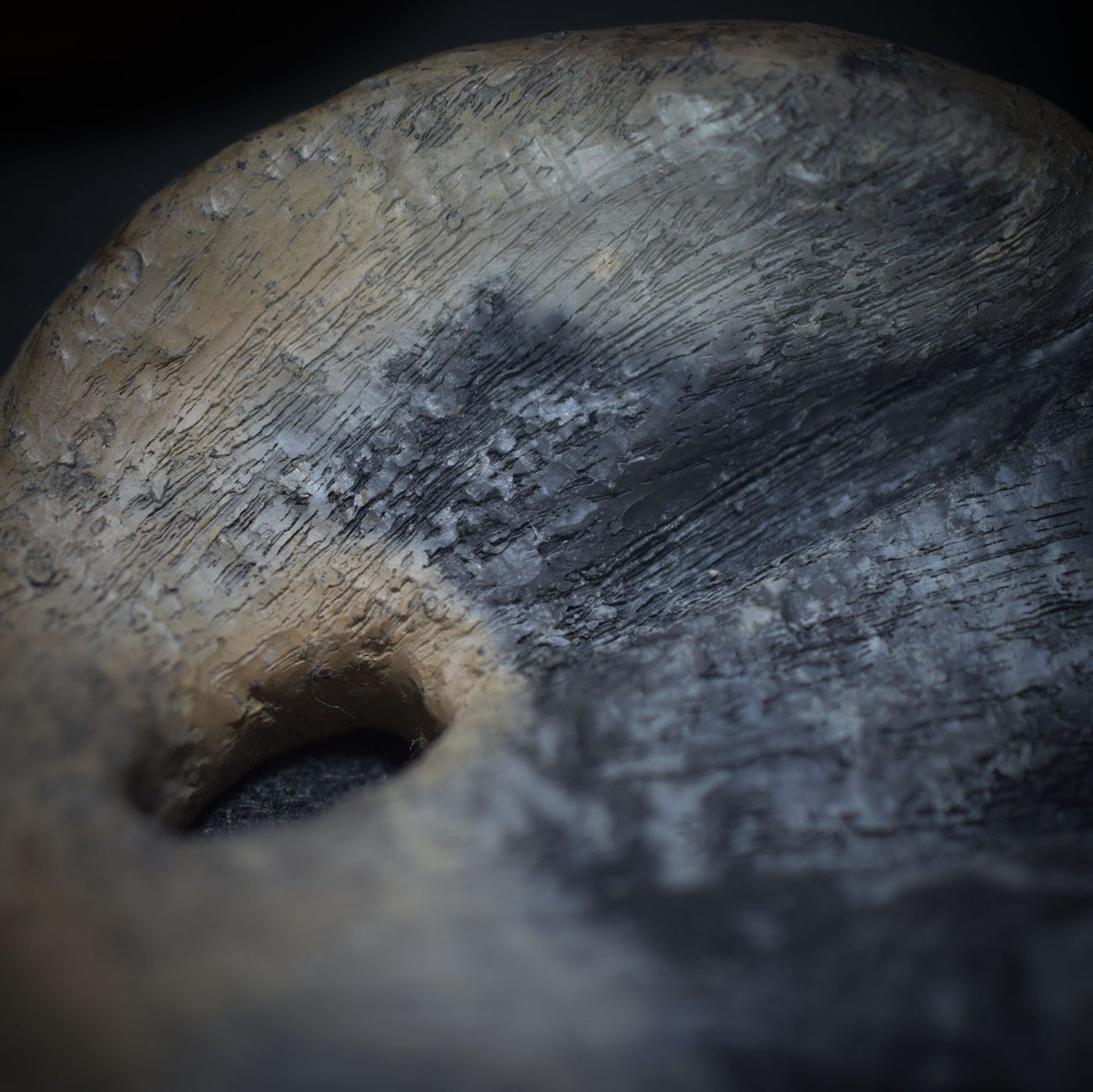 Traditionell Gebrannte Ton Schale im Monstera Blatt Design - Rustikales Wohnaccessoire - Handgemachte Rauchbrandkunst