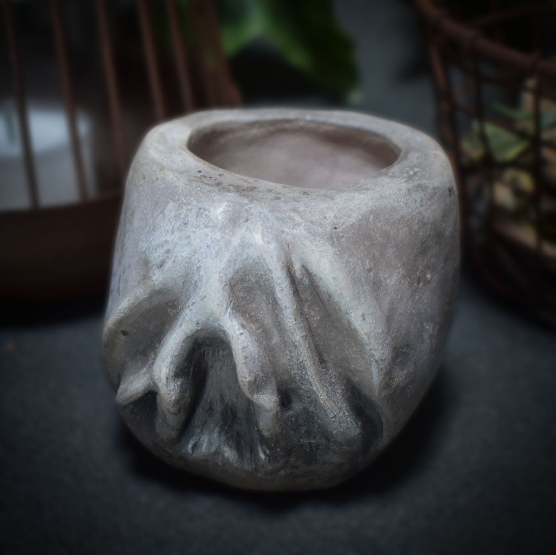 Yoni Pflanzgefäß Unikat aus traditionell gebranntem Ton - Handgemachte Rauchbrandkunst - Ode an die Weiblichkeit