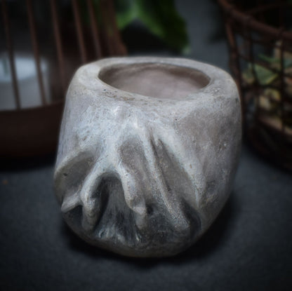 Yoni Pflanzgefäß Unikat aus traditionell gebranntem Ton - Handgemachte Rauchbrandkunst - Ode an die Weiblichkeit