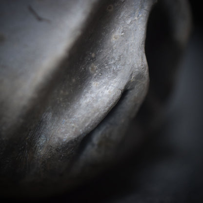 Yoni Pflanzgefäß Unikat aus traditionell gebranntem Ton - Handgemachte Rauchbrandkunst - Ode an die Weiblichkeit