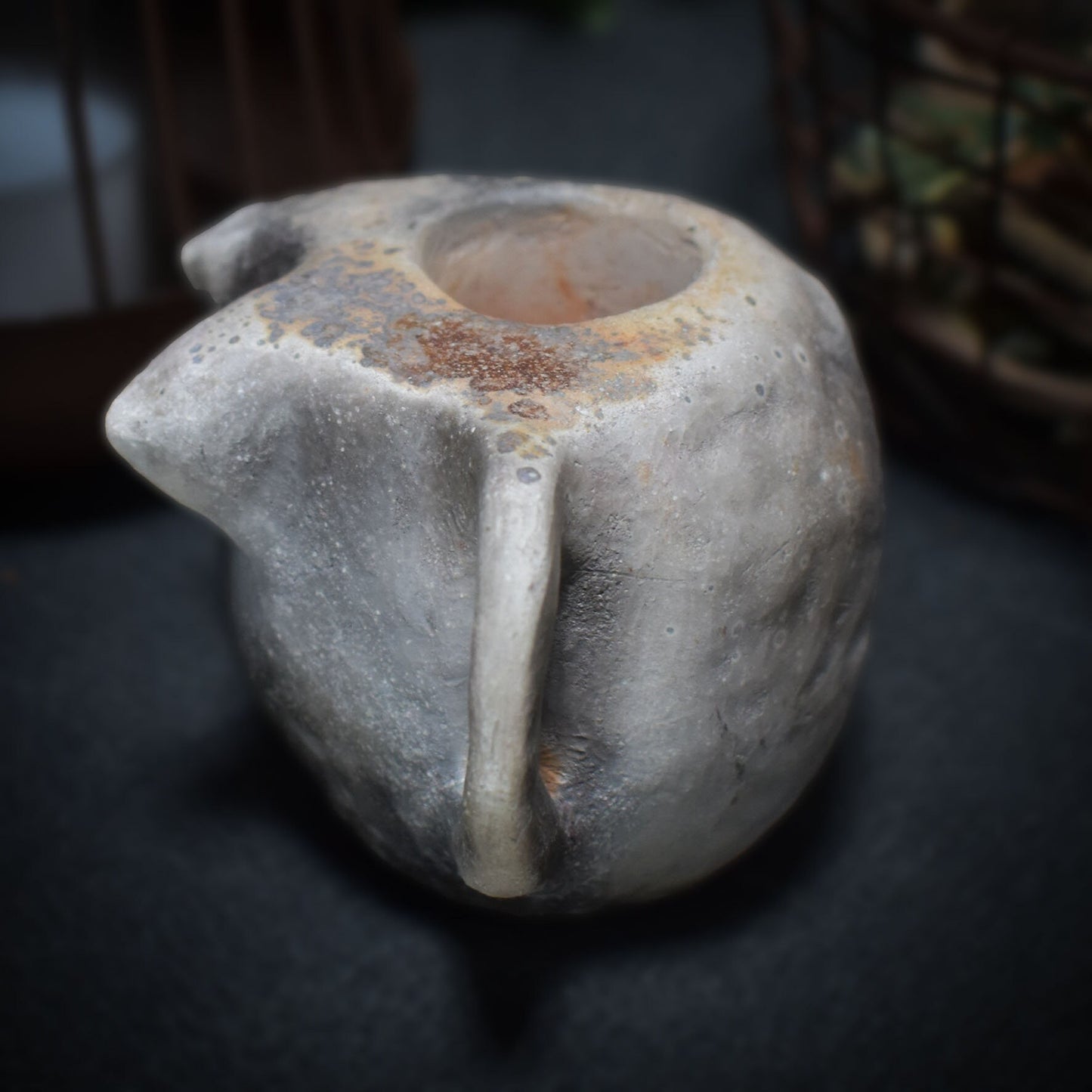 Handgemachtes Unikat: Brust-Deko-Henkeltasse und Pflanzgefäß - Rauchbrandkunst und Traditionell Gebrannter Ton