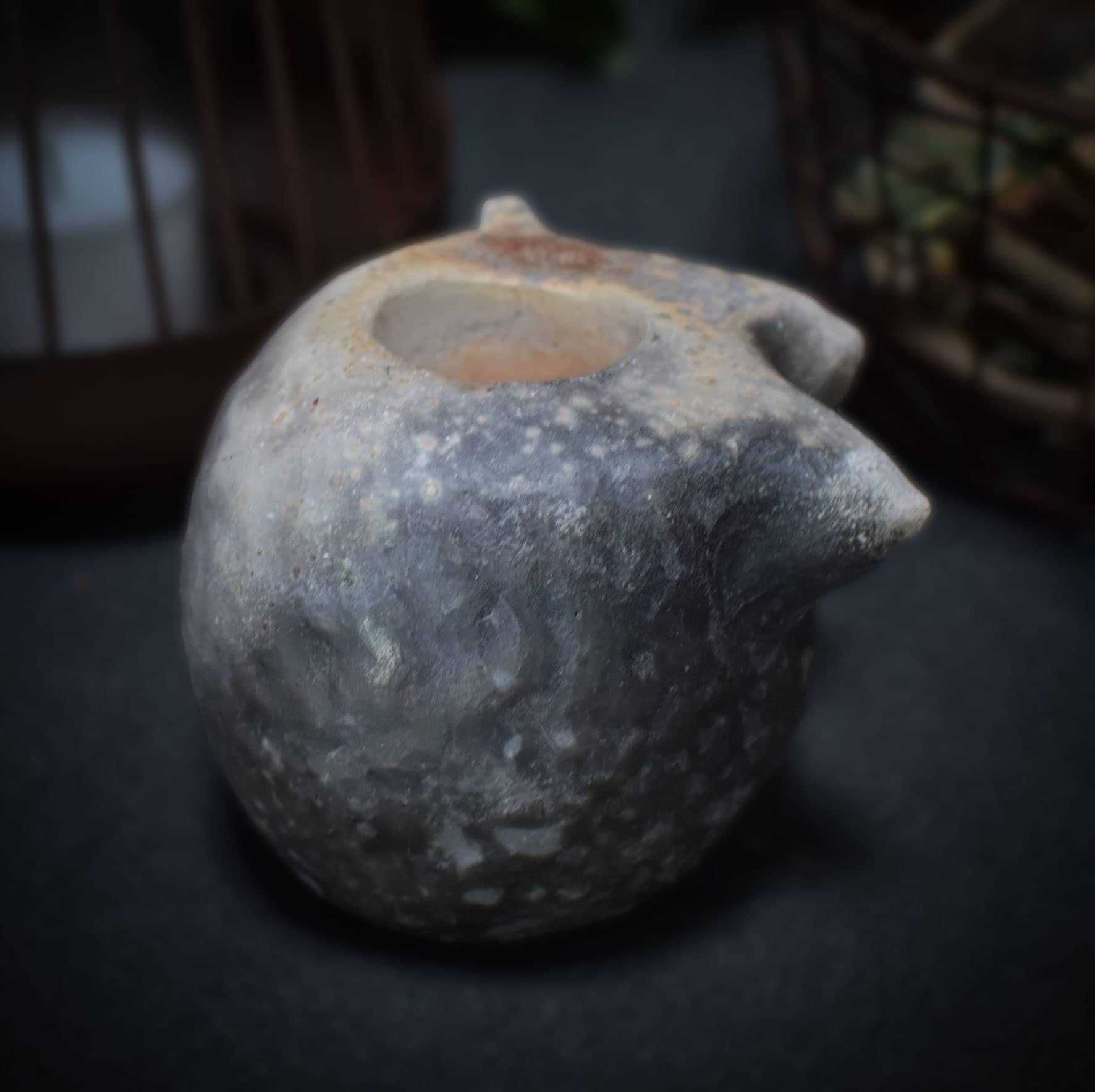 Handgemachtes Unikat: Brust-Deko-Henkeltasse und Pflanzgefäß - Rauchbrandkunst und Traditionell Gebrannter Ton