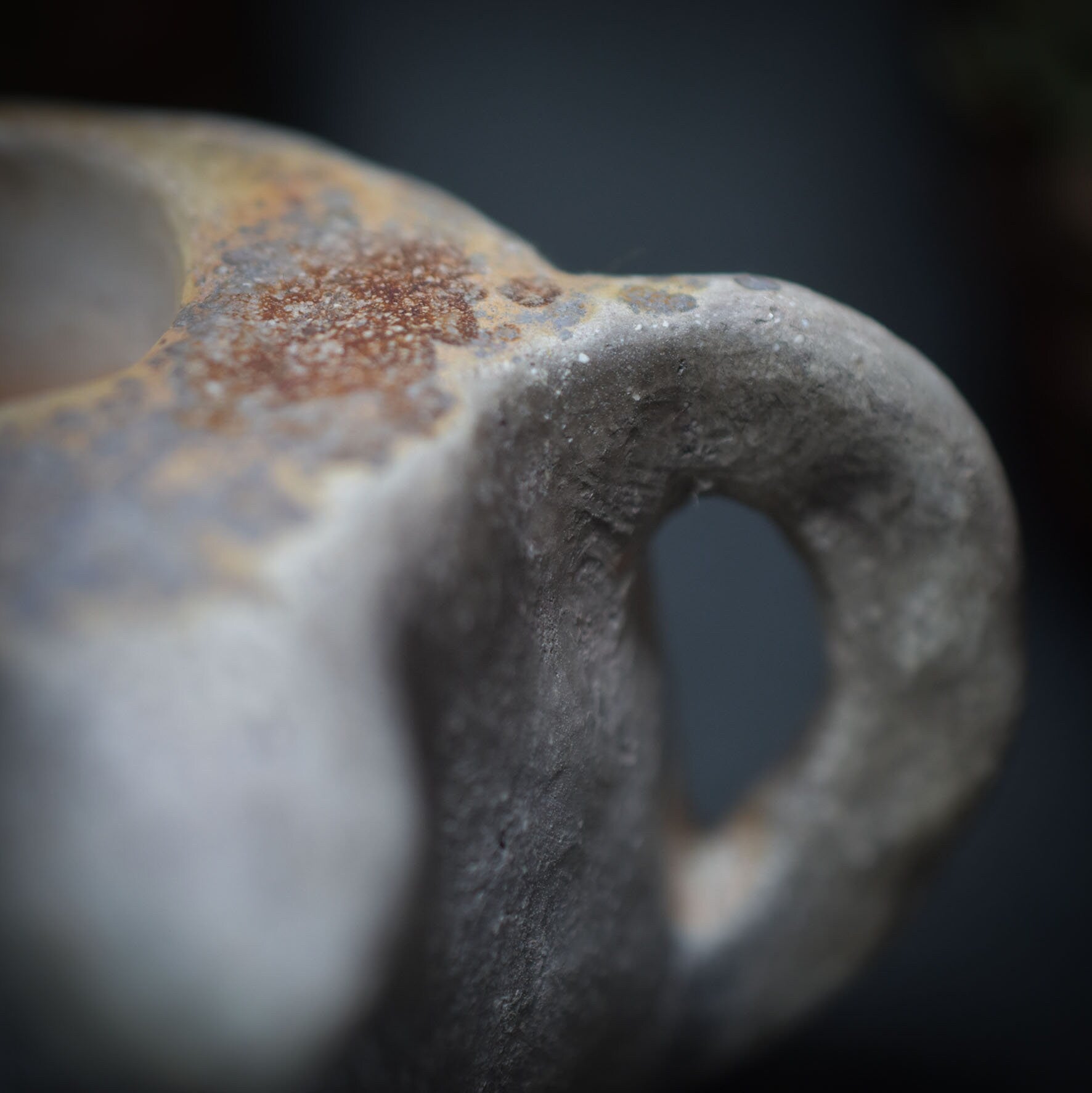 Handgemachtes Unikat: Brust-Deko-Henkeltasse und Pflanzgefäß - Rauchbrandkunst und Traditionell Gebrannter Ton