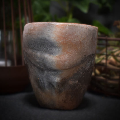 Pflanzgefäß weiblicher Torso aus traditionell gebranntem Ton im rustikalen Ambiente - Ode an die Weiblichkeit