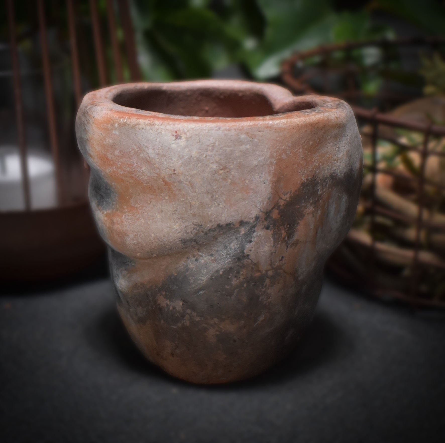 Pflanzgefäß weiblicher Torso aus traditionell gebranntem Ton im rustikalen Ambiente - Ode an die Weiblichkeit