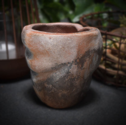 Pflanzgefäß weiblicher Torso aus traditionell gebranntem Ton im rustikalen Ambiente - Ode an die Weiblichkeit