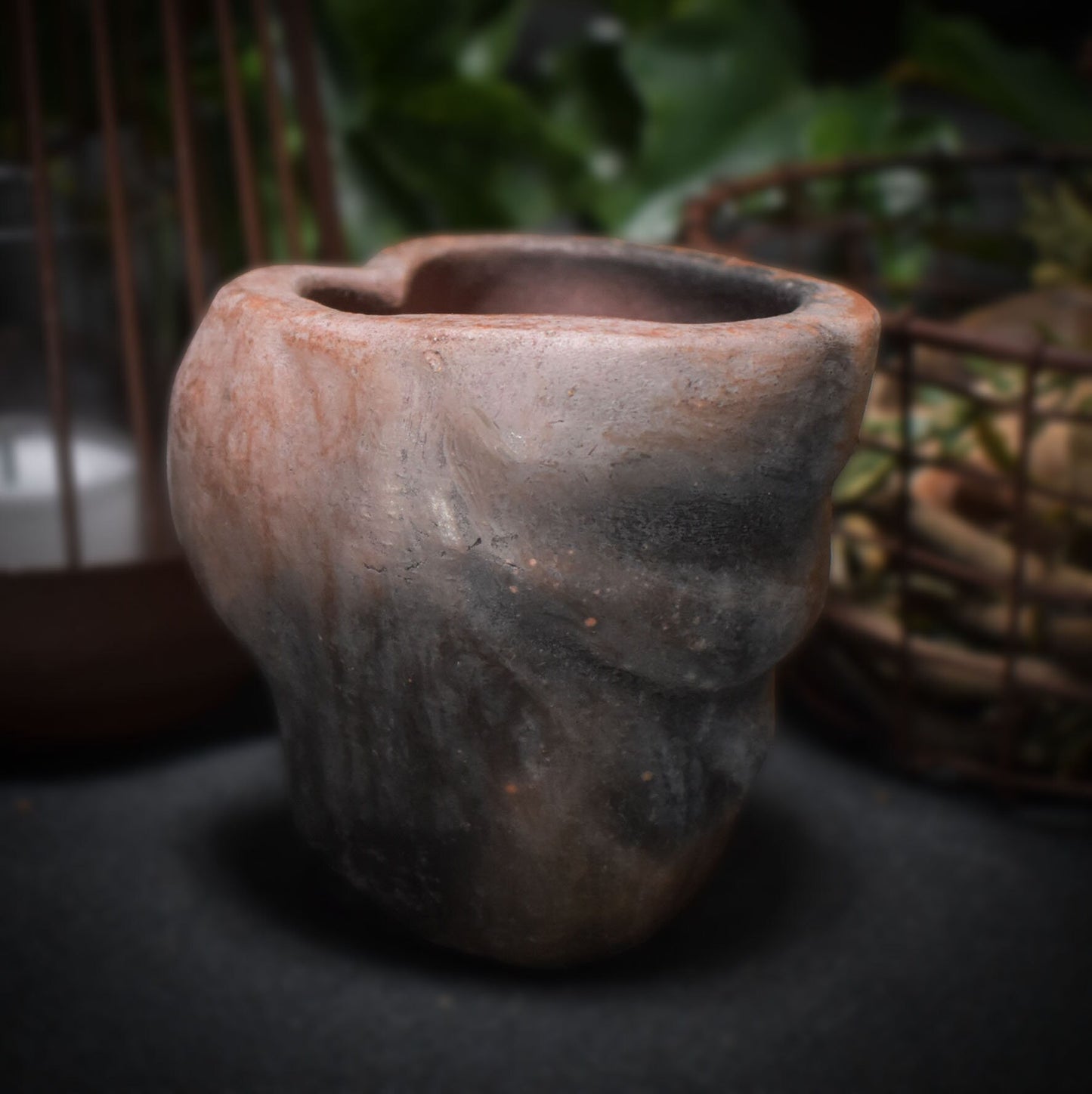 Pflanzgefäß weiblicher Torso aus traditionell gebranntem Ton im rustikalen Ambiente - Ode an die Weiblichkeit