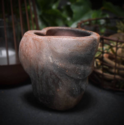 Pflanzgefäß weiblicher Torso aus traditionell gebranntem Ton im rustikalen Ambiente - Ode an die Weiblichkeit