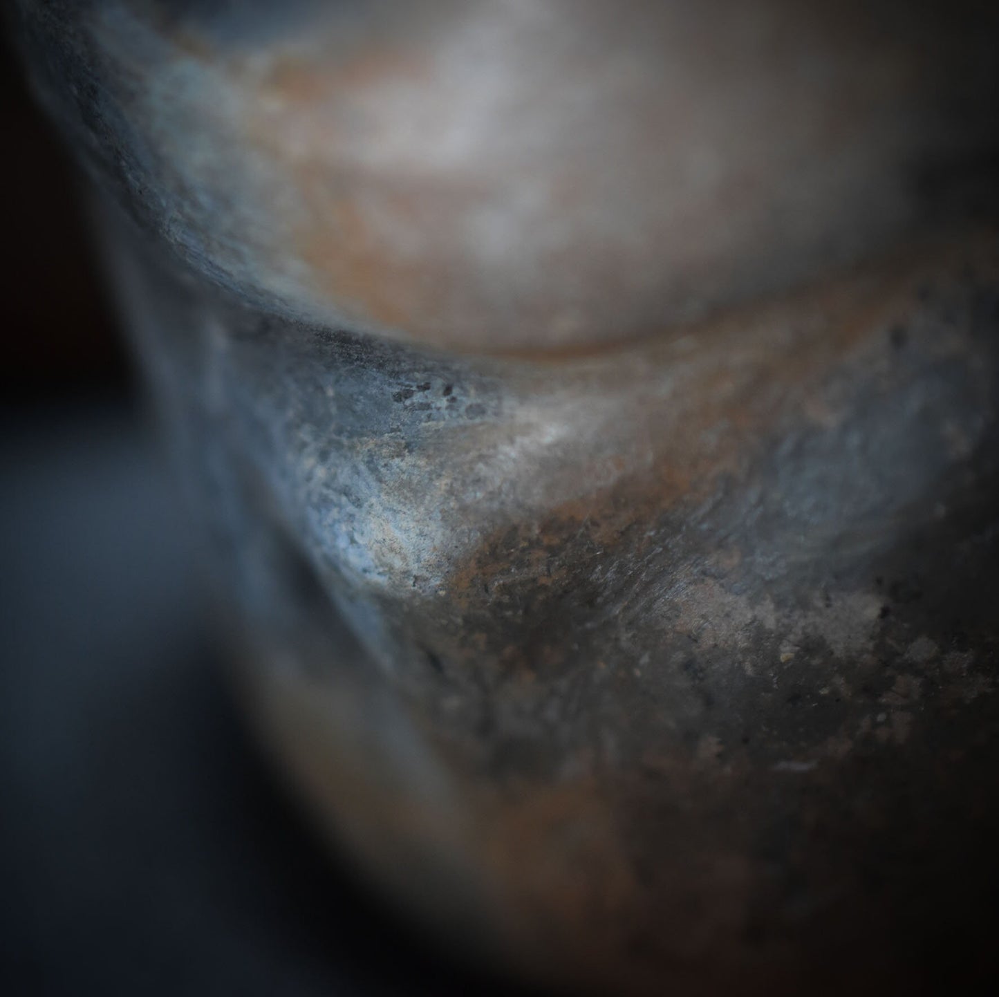 Pflanzgefäß weiblicher Torso aus traditionell gebranntem Ton im rustikalen Ambiente - Ode an die Weiblichkeit