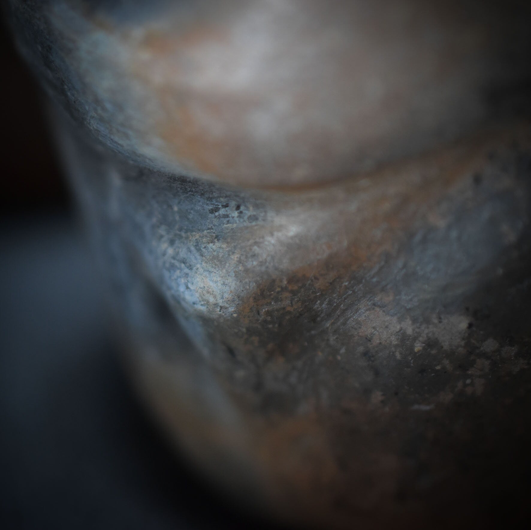 Pflanzgefäß weiblicher Torso aus traditionell gebranntem Ton im rustikalen Ambiente - Ode an die Weiblichkeit