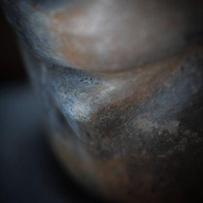 Pflanzgefäß weiblicher Torso aus traditionell gebranntem Ton im rustikalen Ambiente - Ode an die Weiblichkeit