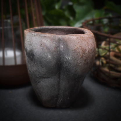 Pflanzgefäß weiblicher Torso aus traditionell gebranntem Ton im rustikalen Ambiente - Ode an die Weiblichkeit