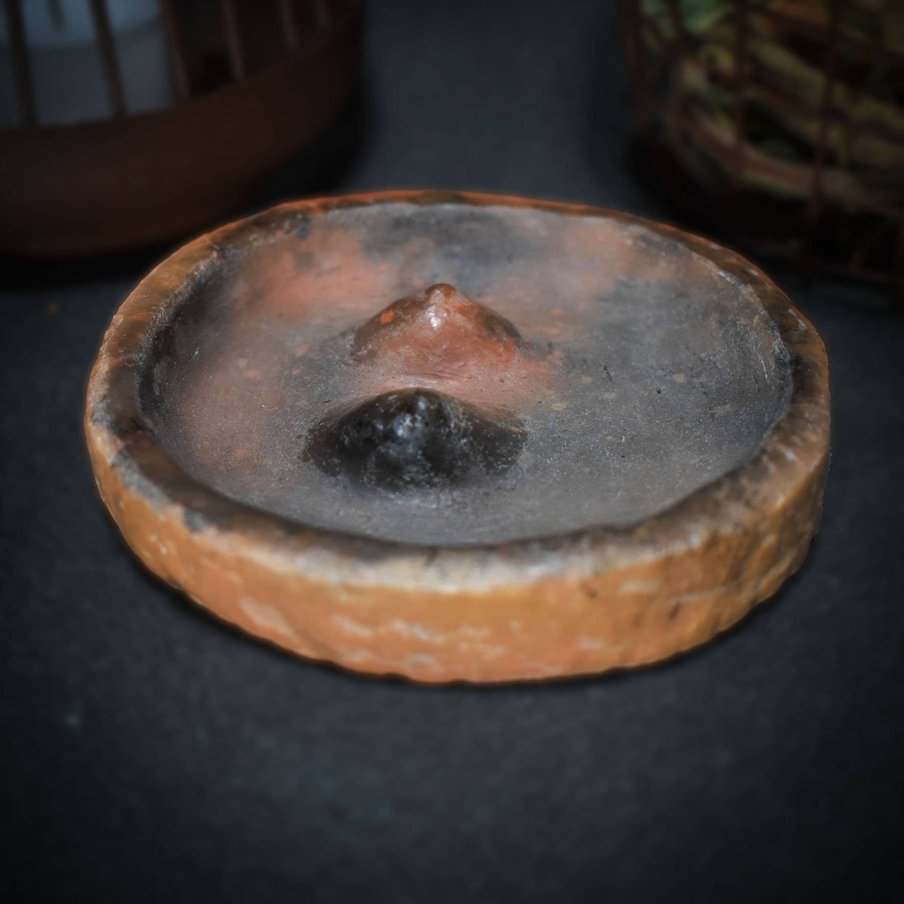 Handgemachte Brust-Schale aus traditionell gebranntem Ton – Rauchbrandkunst für rustikales Wohnambiente - Ode an die Weiblichkeit