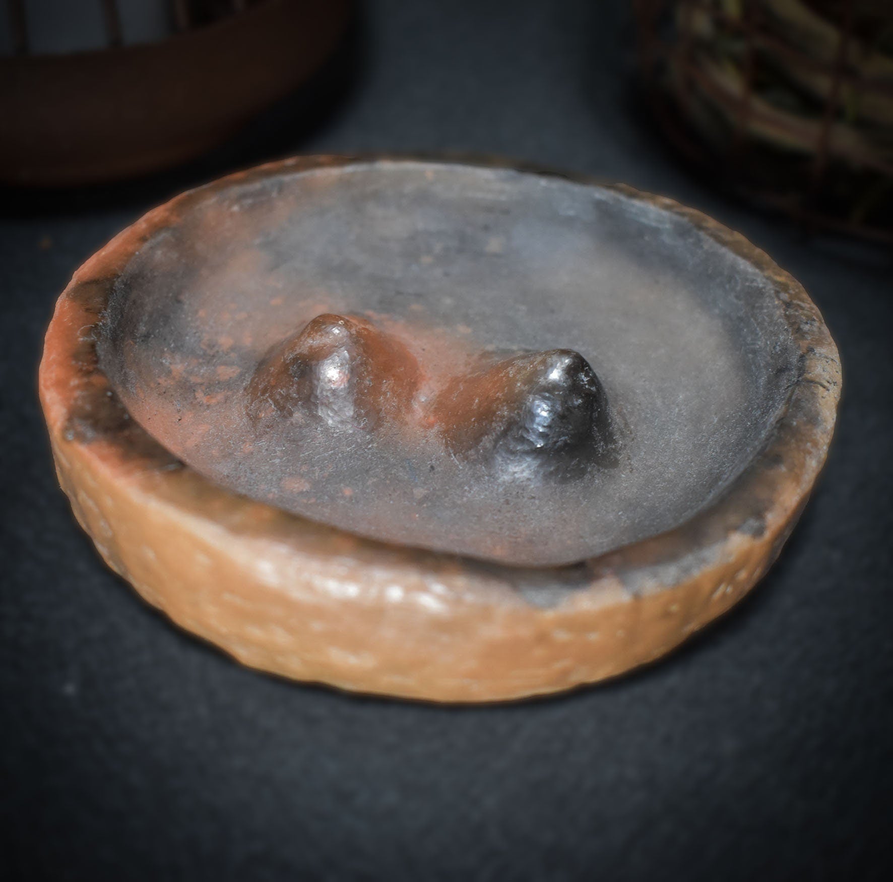 Handgemachte Brust-Schale aus traditionell gebranntem Ton – Rauchbrandkunst für rustikales Wohnambiente - Ode an die Weiblichkeit