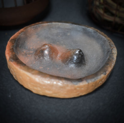 Handgemachte Brust-Schale aus traditionell gebranntem Ton – Rauchbrandkunst für rustikales Wohnambiente - Ode an die Weiblichkeit