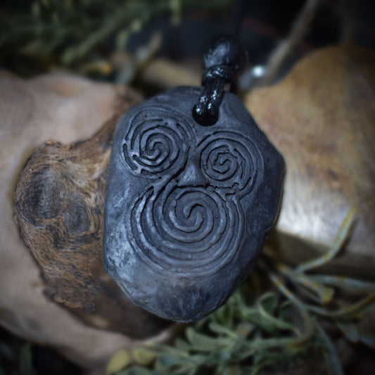 Handgefertigtes Amulett - Newgrange - aus traditionell gebranntem Ton - mit Leder- oder Baumwollband