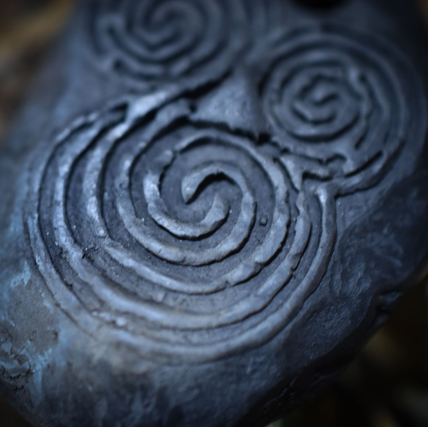 Handgefertigtes Amulett - Newgrange - aus traditionell gebranntem Ton - mit Leder- oder Baumwollband