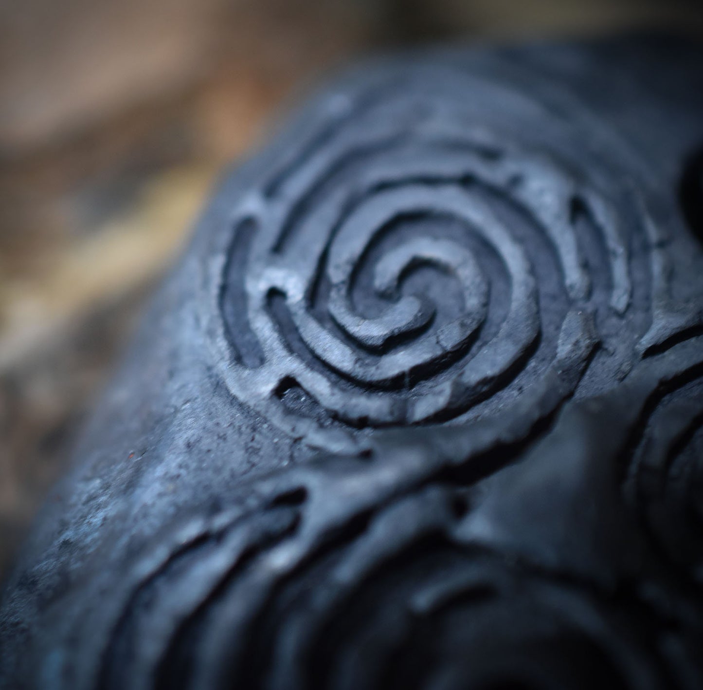 Handgefertigtes Amulett - Newgrange - aus traditionell gebranntem Ton - mit Leder- oder Baumwollband