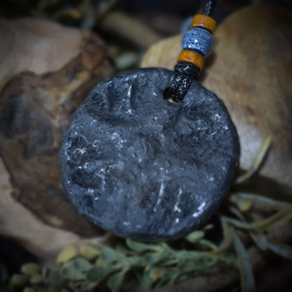 Handgefertigtes Amulett - nordisches Sonnenrad - Traditioneller Ton-Talisman für Glück & Wohlstand - mit Leder- oder Baumwollband