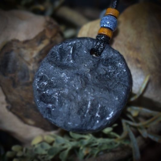 Handgefertigtes Amulett - nordisches Sonnenrad - Traditioneller Ton-Talisman für Glück & Wohlstand - mit Leder- oder Baumwollband