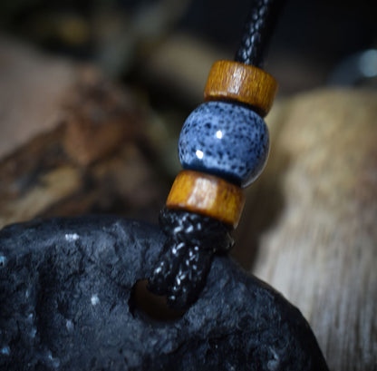 Handgefertigtes Amulett - nordisches Sonnenrad - Traditioneller Ton-Talisman für Glück & Wohlstand - mit Leder- oder Baumwollband