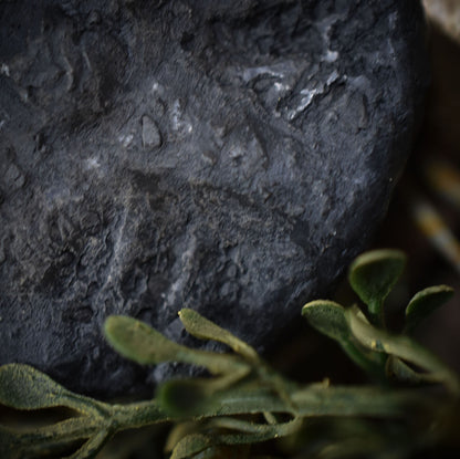 Handgefertigtes Amulett - nordisches Sonnenrad - Traditioneller Ton-Talisman für Glück & Wohlstand - mit Leder- oder Baumwollband