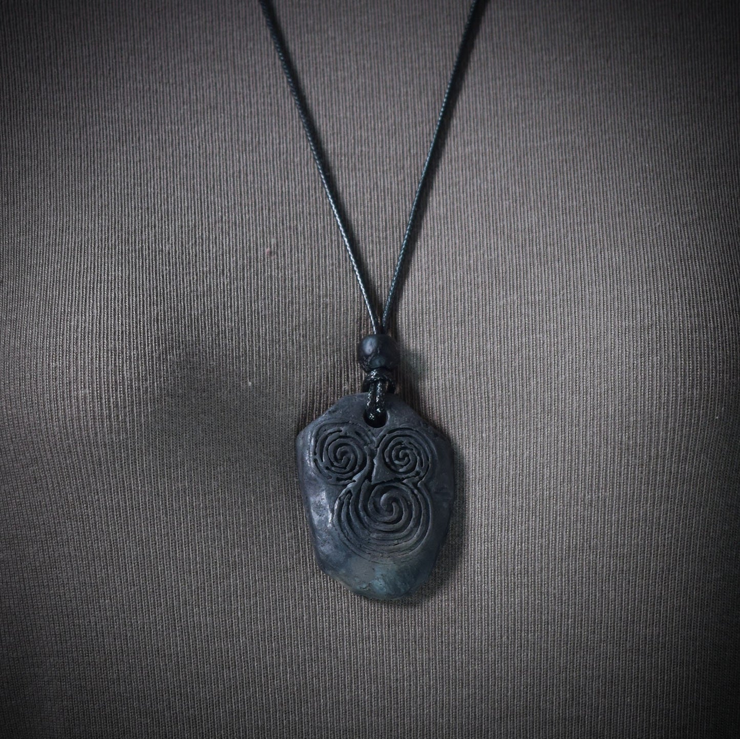 Handgefertigtes Amulett - Newgrange - aus traditionell gebranntem Ton - mit Leder- oder Baumwollband