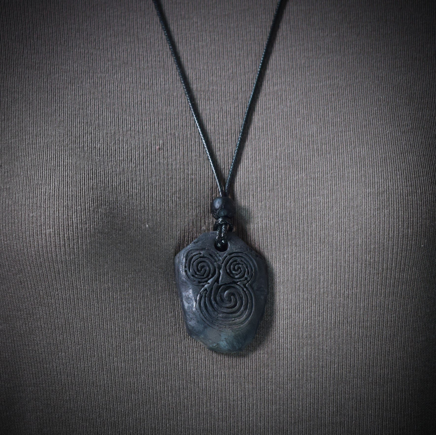 Handgefertigtes Amulett - Newgrange - aus traditionell gebranntem Ton - mit Leder- oder Baumwollband