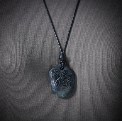 Handgefertigtes Amulett - Newgrange - aus traditionell gebranntem Ton - mit Leder- oder Baumwollband
